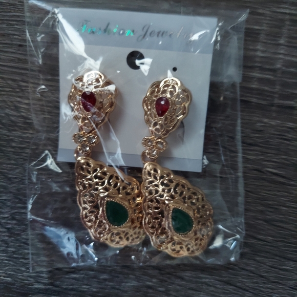 Timeless Elegance: Chic Classic Gold Color Drop Earrings - Picture 6 of 16